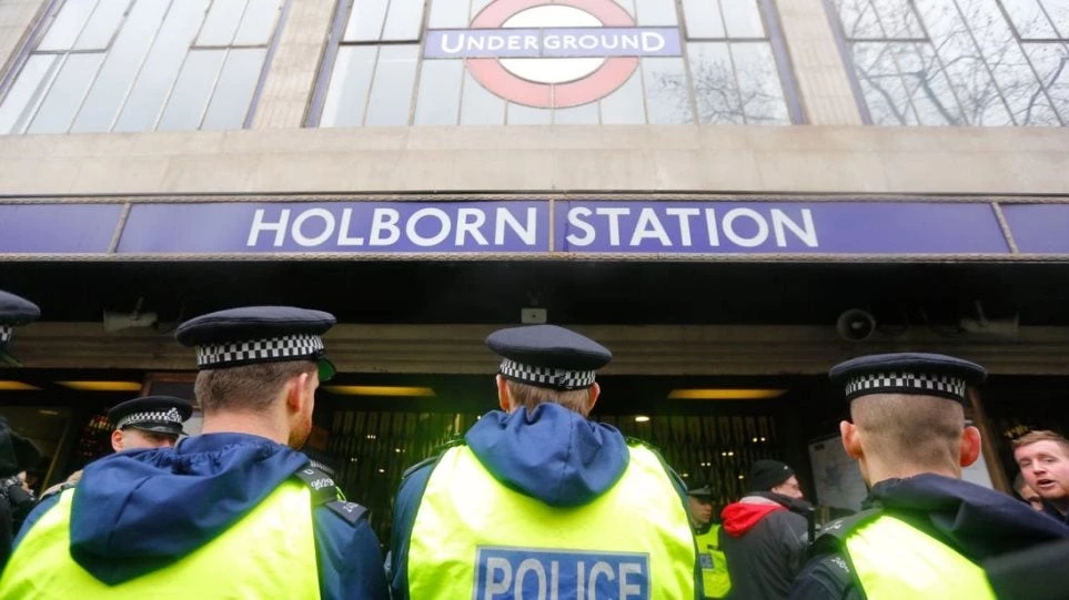 Συναγερμός στο Λονδίνο: Ανδρας κουβαλούσε μαχαίρια στο μετρό